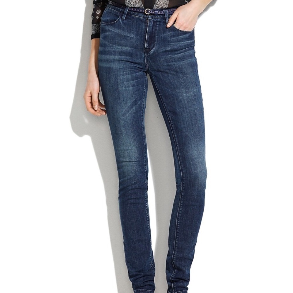 Madewell Skinny High Riser Jeans in River Wash
Jeans J